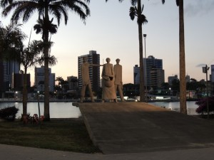 De drie beelden staan symbool voor de mensen waardoor Campina Grande is ontstaan