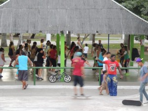 Een arobicsles die gratis wordt gegeven in de Park da Crianca. Dit park ligt in het centrum van Campina Grande