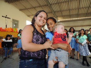 Mayara, 24 jaar (links), moeder van Mateus (2 jaar), werkt in het callcenter van het Casa do Menino. Rechts haar zusje.